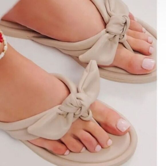 Free People Brynn Bow Sandals Flip Flops in Cream New in Box Sz 7, (38) - Picture 1 of 10